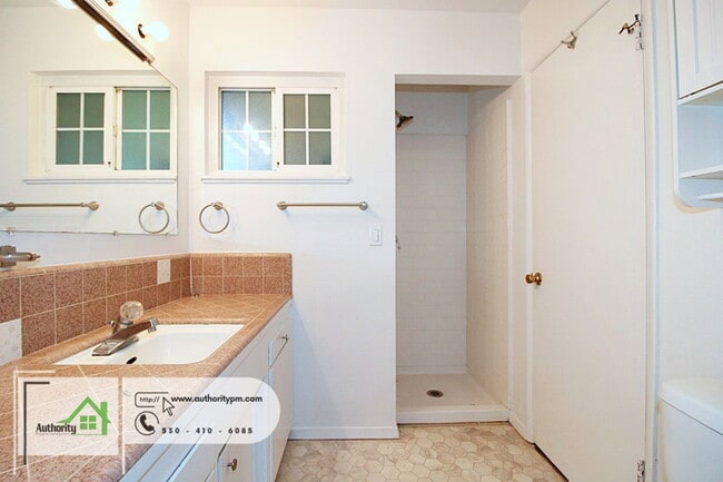 Building Photo - 6482 Leonard Dr