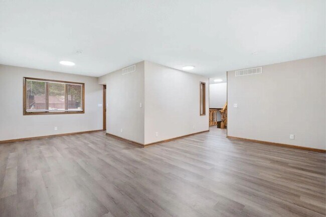 Building Photo - HUGE 4 Bedroom, 3.5 Bathroom!