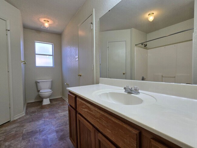 Building Photo - 3303 Driftwood Dr