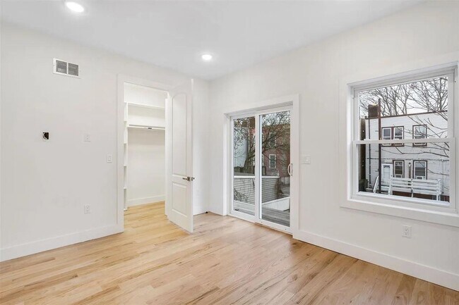 Building Photo - 379 Ege Ave