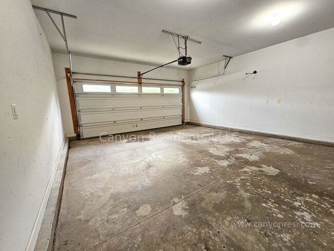 Building Photo - 289 Hogart St