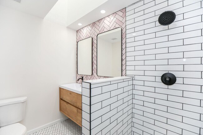 Building Photo - Beautifully renovated 3 bed 2.5 bath home ...