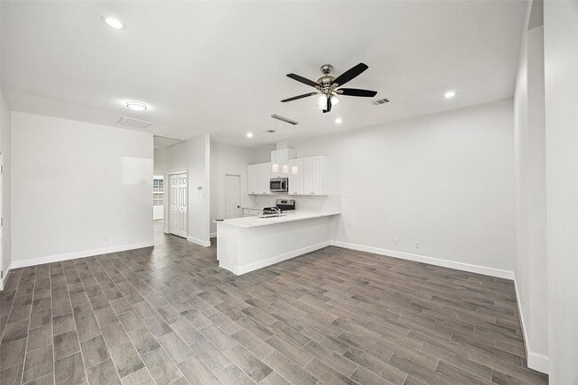 Building Photo - 1550 Lombardy St