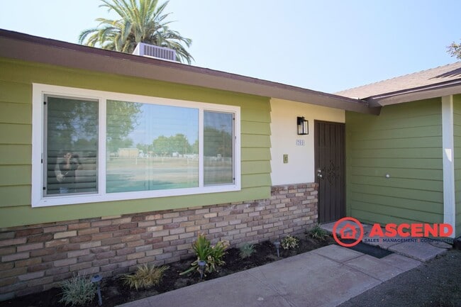 Building Photo - 3 Bed / 2 Bath Home on 2 Acres of Cattle L...