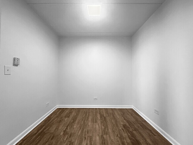 Building Photo - 5011 E Valley Ln