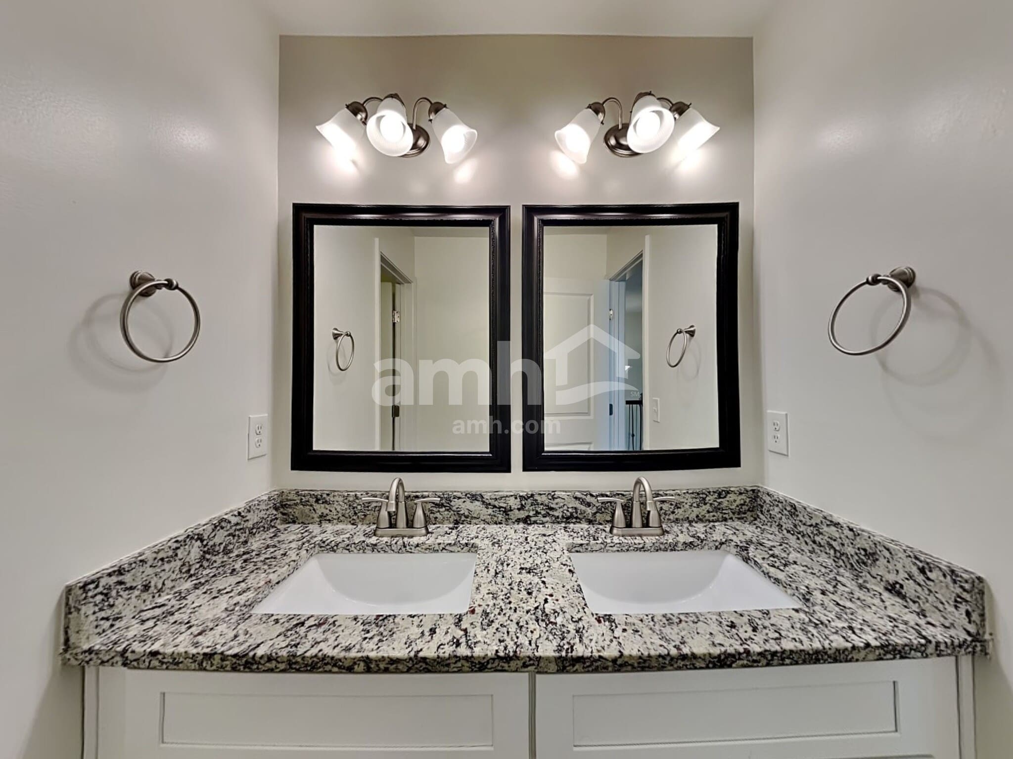 Building Photo - 1522 Balvaird Dr SE