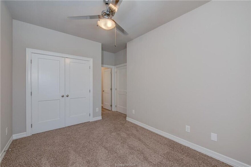 Building Photo - STUNNING 4bed/4bath House Close to Campus!!