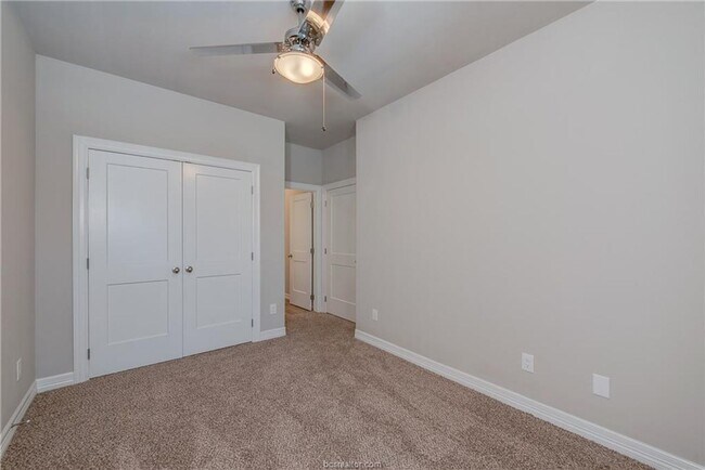 Building Photo - STUNNING 4bed/4bath House Close to Campus!!