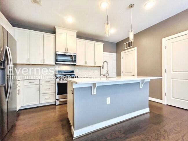 Building Photo - Spacious 3 Bed, 2.5 Bath Town Home with Attached Garage | Pet Friendly