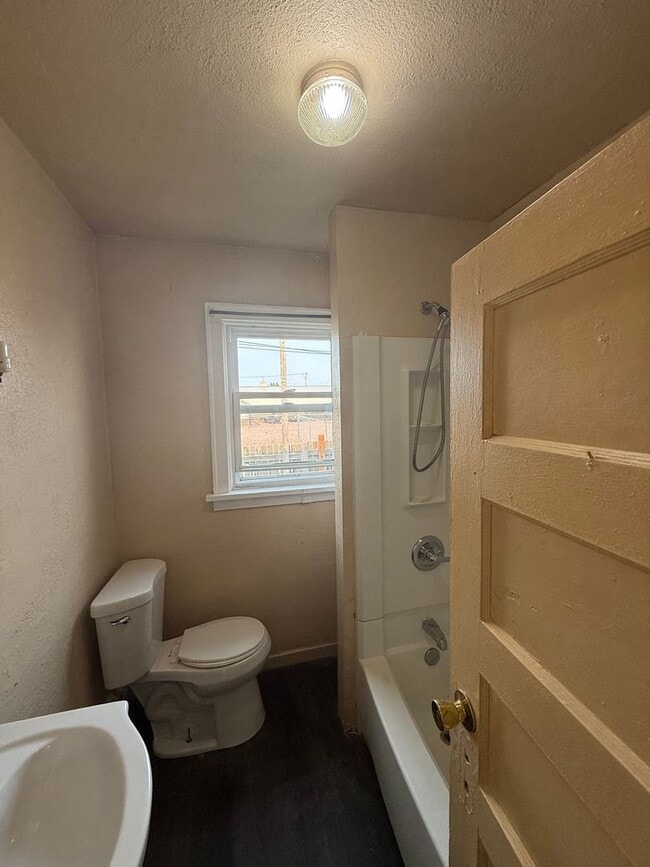 Building Photo - Pet Friendly, One Car Detached Garage, Own...