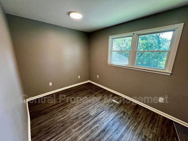 Building Photo - 104 Madison Cir