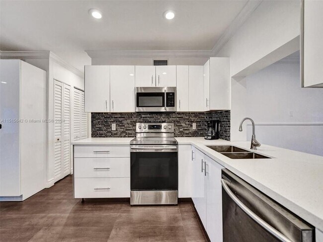 Building Photo - 5 bedroom in Hollywood FL 33021