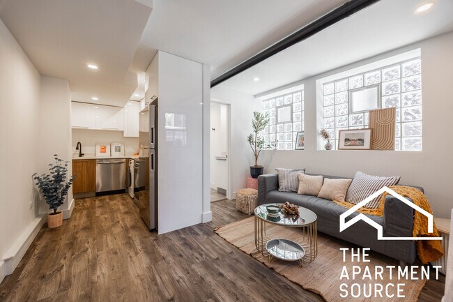 Building Photo - 941 W Carmen Ave