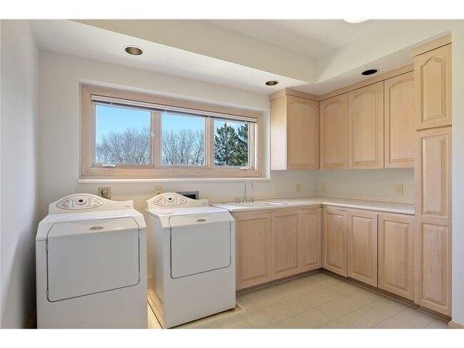 Building Photo - 1830 Eagle Ridge Dr