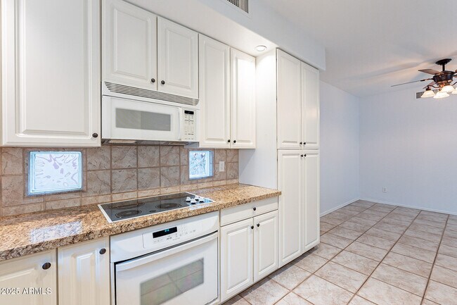Building Photo - 7240 N Dreamy Draw Dr