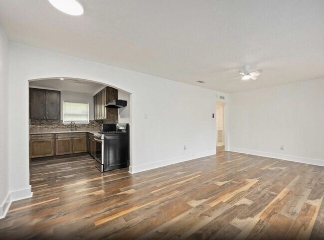 Building Photo - 6043 Lyndhurst Dr
