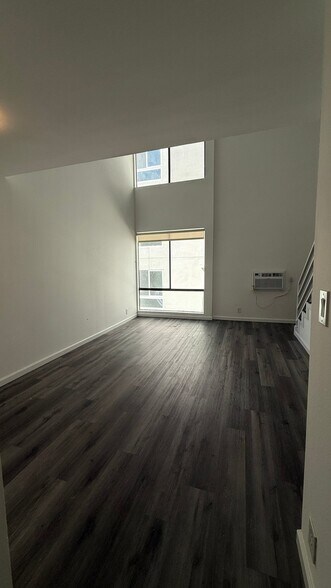 Building Photo - 7044 Hawthorn Ave