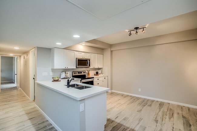 Building Photo - 351 E Thomas Rd