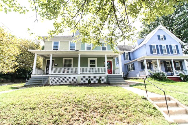 Building Photo - Gorgeous Renovated 6 Bed with Yard in hear...