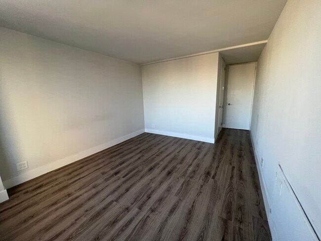 Building Photo - 2 E Oak St