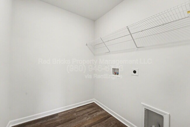 Building Photo - 7847 Whispering Strm Dr