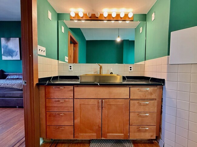 Building Photo - SPACIOUS & MODERN 3 BED/2.5 BA HOUSE w/ AC-Inlaid HARDWOOD Flooring-WASHER/DRYER & Rear PATIO in ...