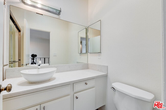 Building Photo - 832 Palm Ave