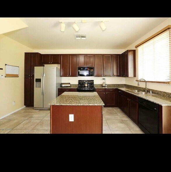 Building Photo - 2101 E Sunland Ave