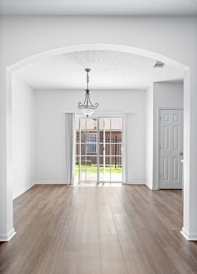 Building Photo - Stunning 3BR/2.5BA Updated Townhome in Pri...