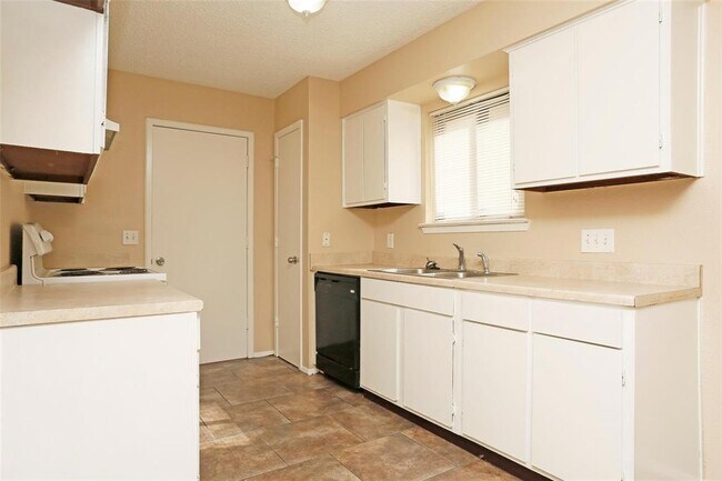 Building Photo - 22518 John Rolfe Ln