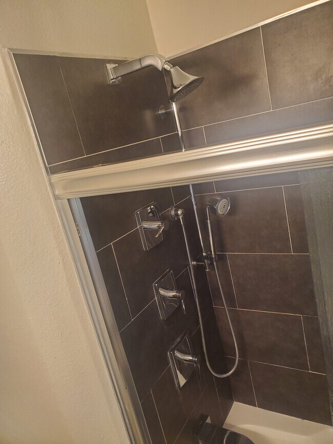 upstairs bathroom - 5834 Bowcroft St