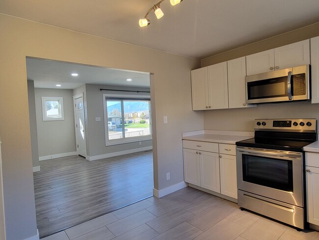Building Photo - Newly Remodeled 3 Bedroom Ranch Available ...