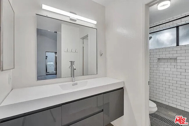 Building Photo - 602 Victoria Ave