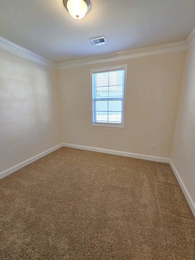 Building Photo - 558 Castleby Dr