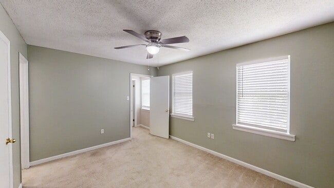 Building Photo - 334 Lamplighter Ln