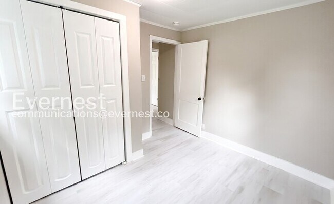 Building Photo - 3 Bed/1 Bath Home with Off-Street Parking / Available Now!