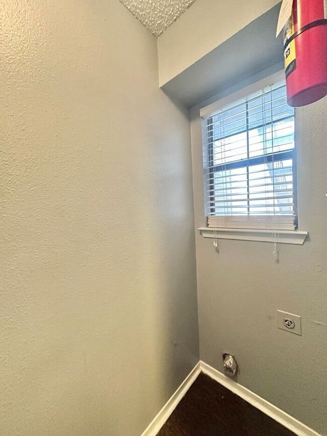 Building Photo - 2 Bed 1 Bath Apartment in South Tyler!