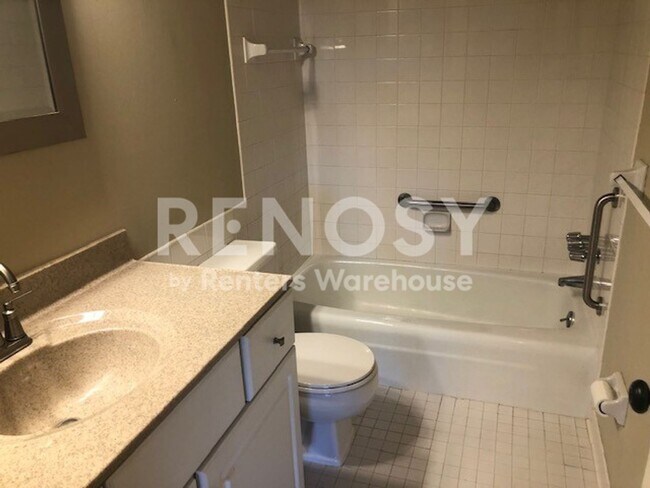 Building Photo - Very Nice 2BD/2BA Condo In Roseville!!!