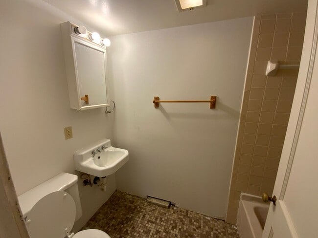 Building Photo - 1400 Bass Ave