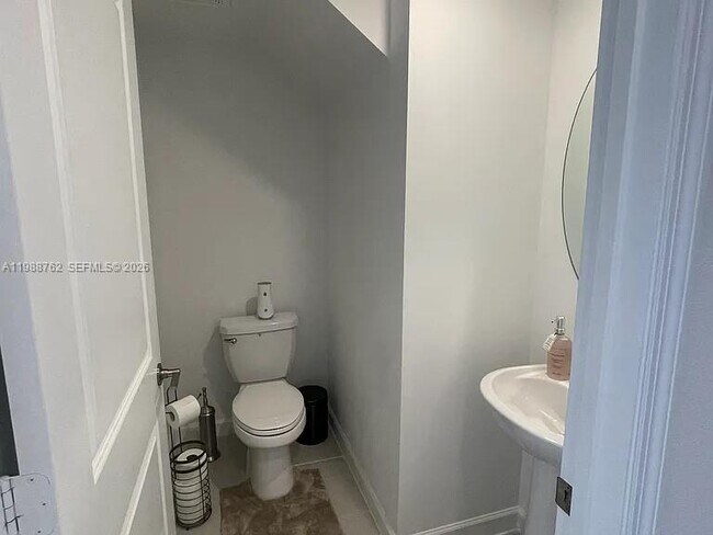 Building Photo - 728 SE 14th Ct