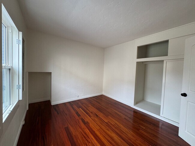 Building Photo - Stunning 2 Bedroom and 2 Bathroom Back House Available Now!