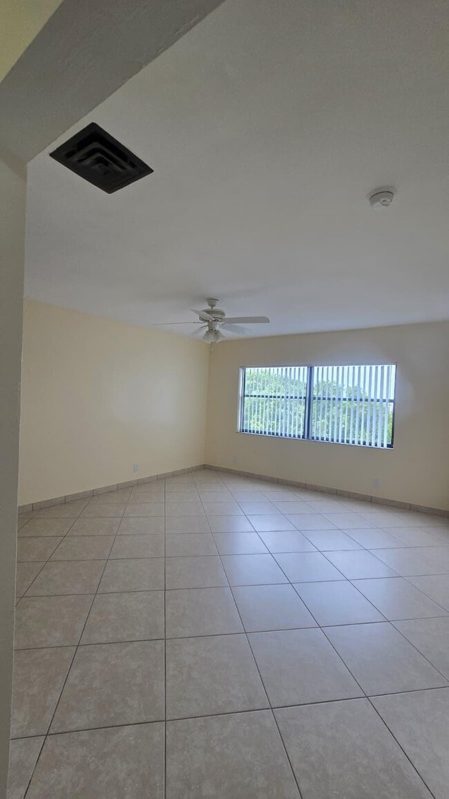 Building Photo - 105 S Riverside Dr