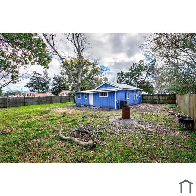 Building Photo - 531 New Berlin Rd