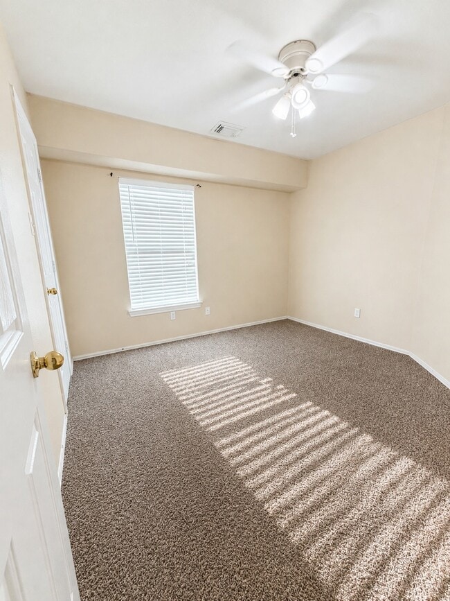 Building Photo - 16619 Newglen Ln