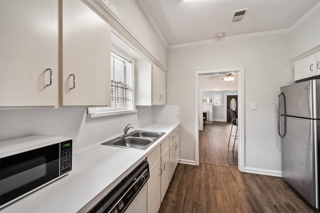 Building Photo - 2510 Rosewood St