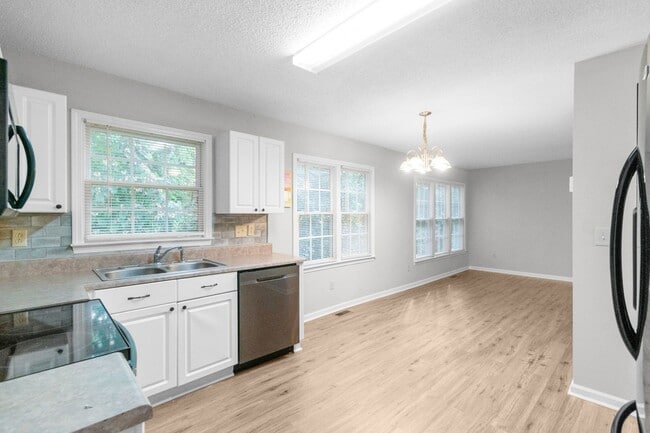 Building Photo - Spacious 2-Story Home with Finished Basement!