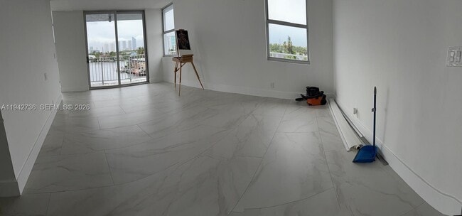 Building Photo - 16570 NE 26th Ave