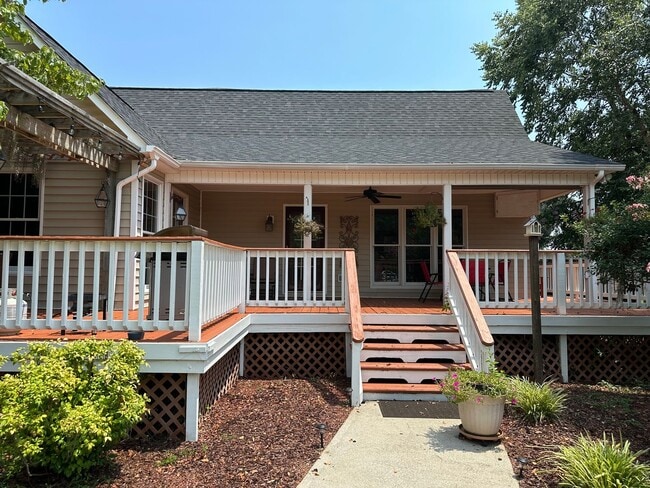 Building Photo - Beautiful Goose Creek Oasis