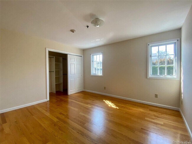 Building Photo - 259 Glen Cove Ave