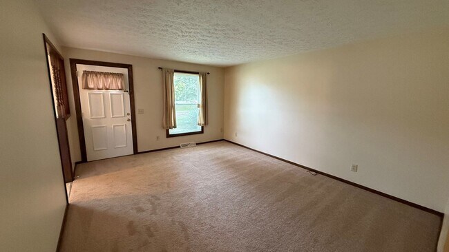 Building Photo - 2900 Thackeray Ave NW